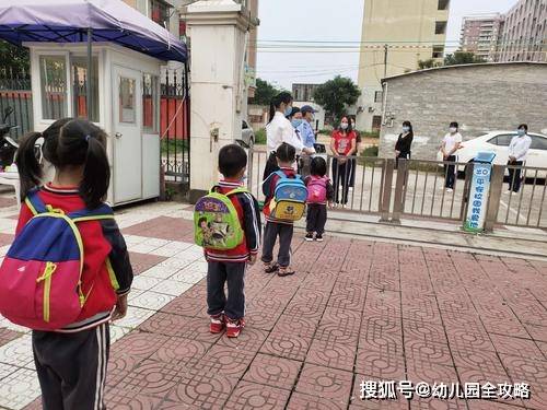 家长|幼儿园的延时服务，公办园在编老师看不起，民办园合同老师很在意