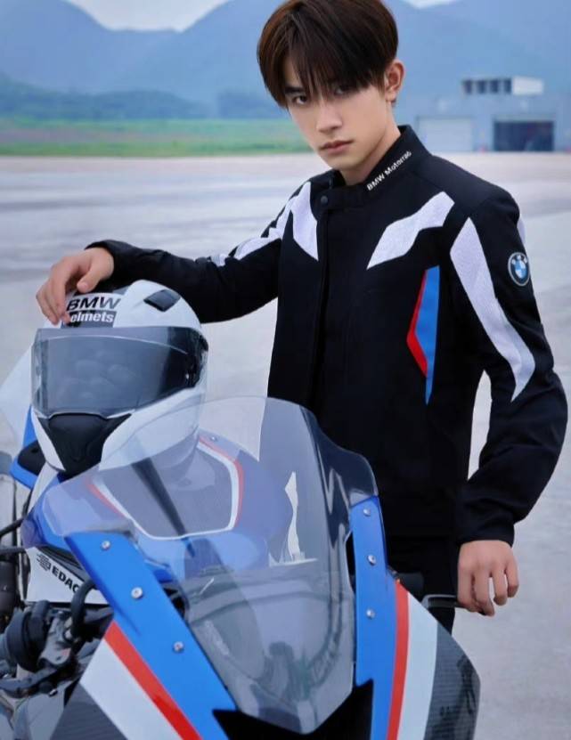 易烊千玺预告首曝开车片段长发自由随性越来越有男友力了