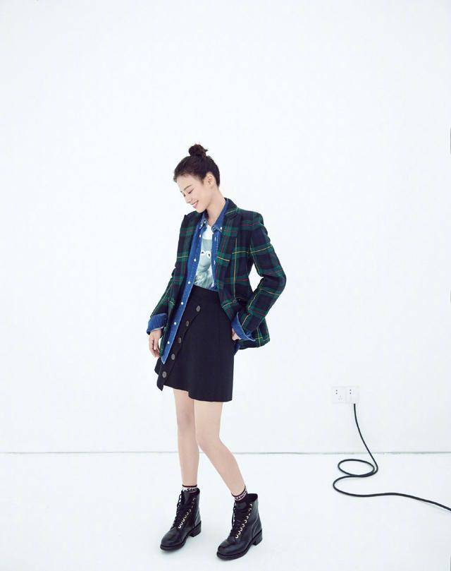 脖颈 穿蓝色卫衣配牛仔裤,慵懒俏皮,英伦风设计很显长腿