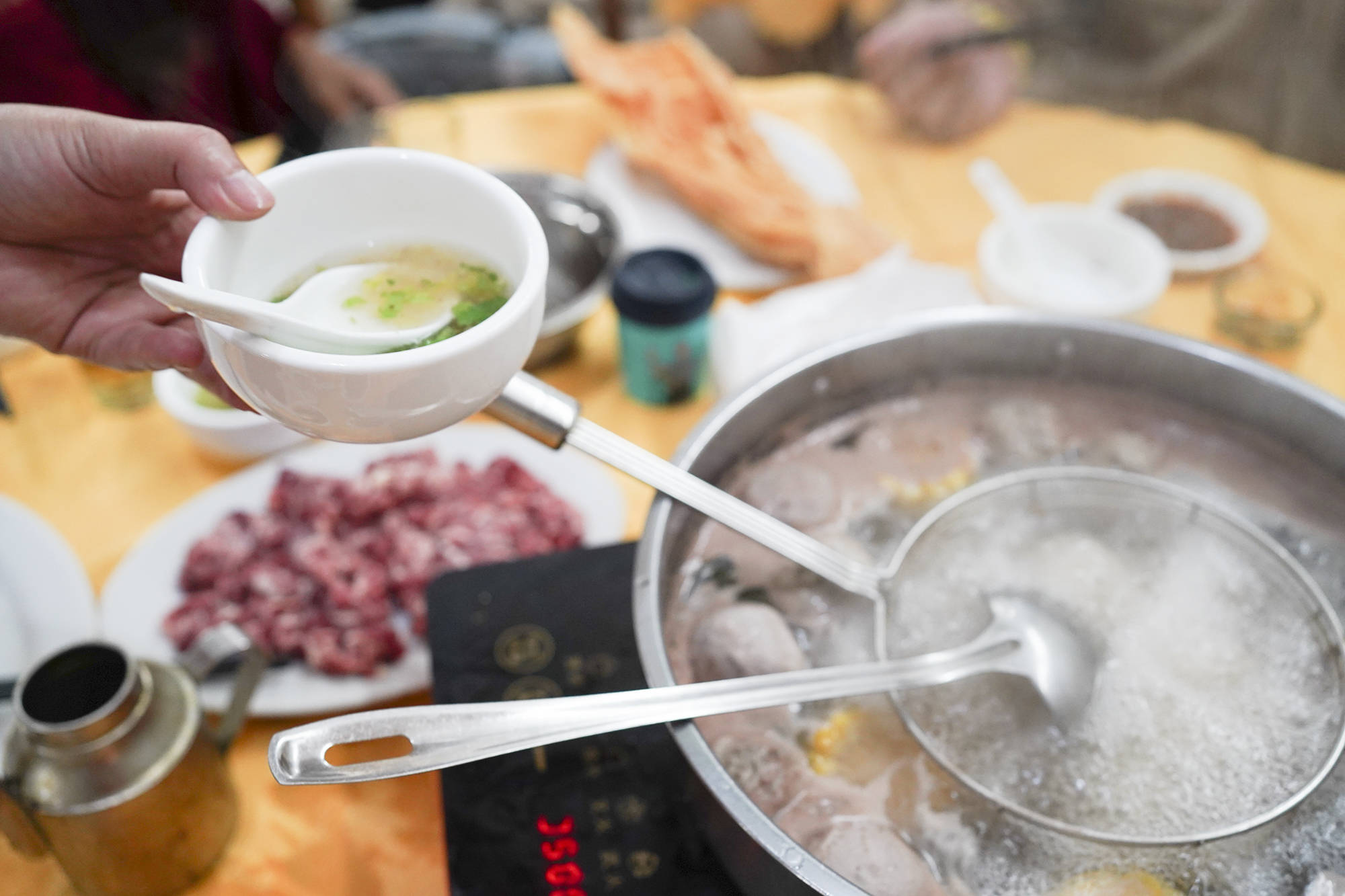 在广东潮州吃牛肉火锅,被批好好的牛肉被浪费