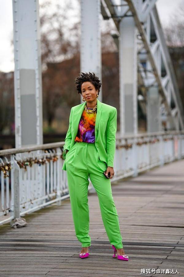 颜色 黑白西装倒退20年还挺时髦，今春可不流行了，糖果色西装更抢镜