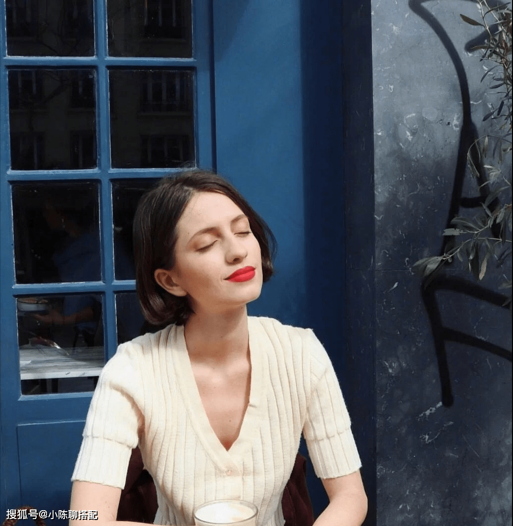 卫衣 有品位的40+女性,都在穿这“2件内搭”,微胖女性可以照着穿