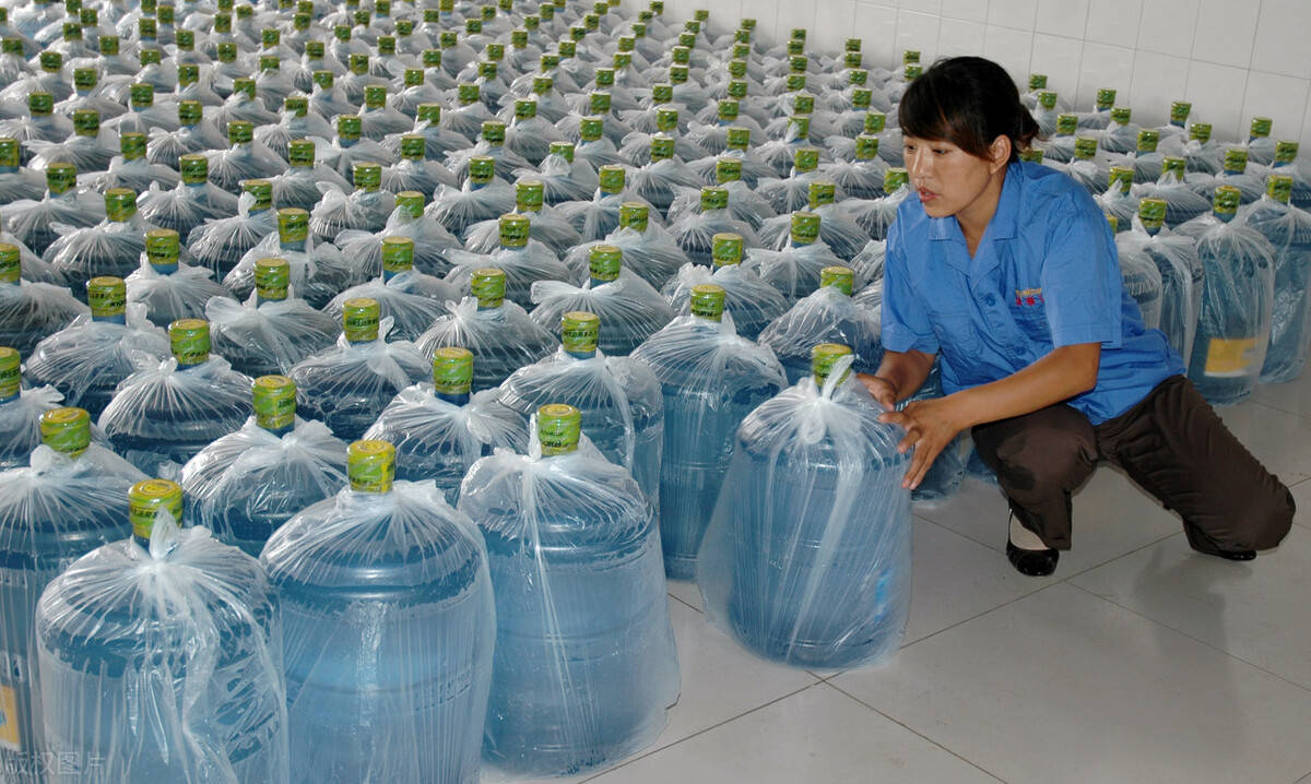 默小辛桶裝水和淨水器的水哪個好桶裝水和淨水器哪個划算