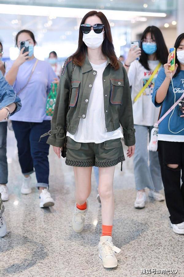 小姑娘 佘诗曼都快50岁了,穿夹克仍有小姑娘的感觉,气质可真娇嫩