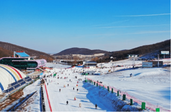 长春市九台区庙香山滑雪场主峰海拔497米,是距长春最近,海拔最高的