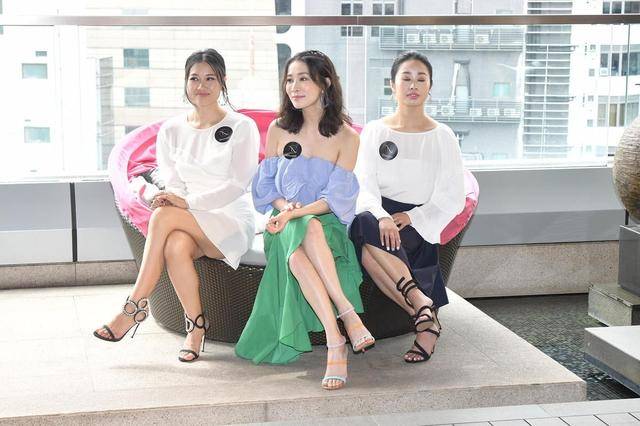 进行 佘诗曼气质开挂，身穿浅蓝色一字肩上衣身穿高筒靴，减龄又时髦