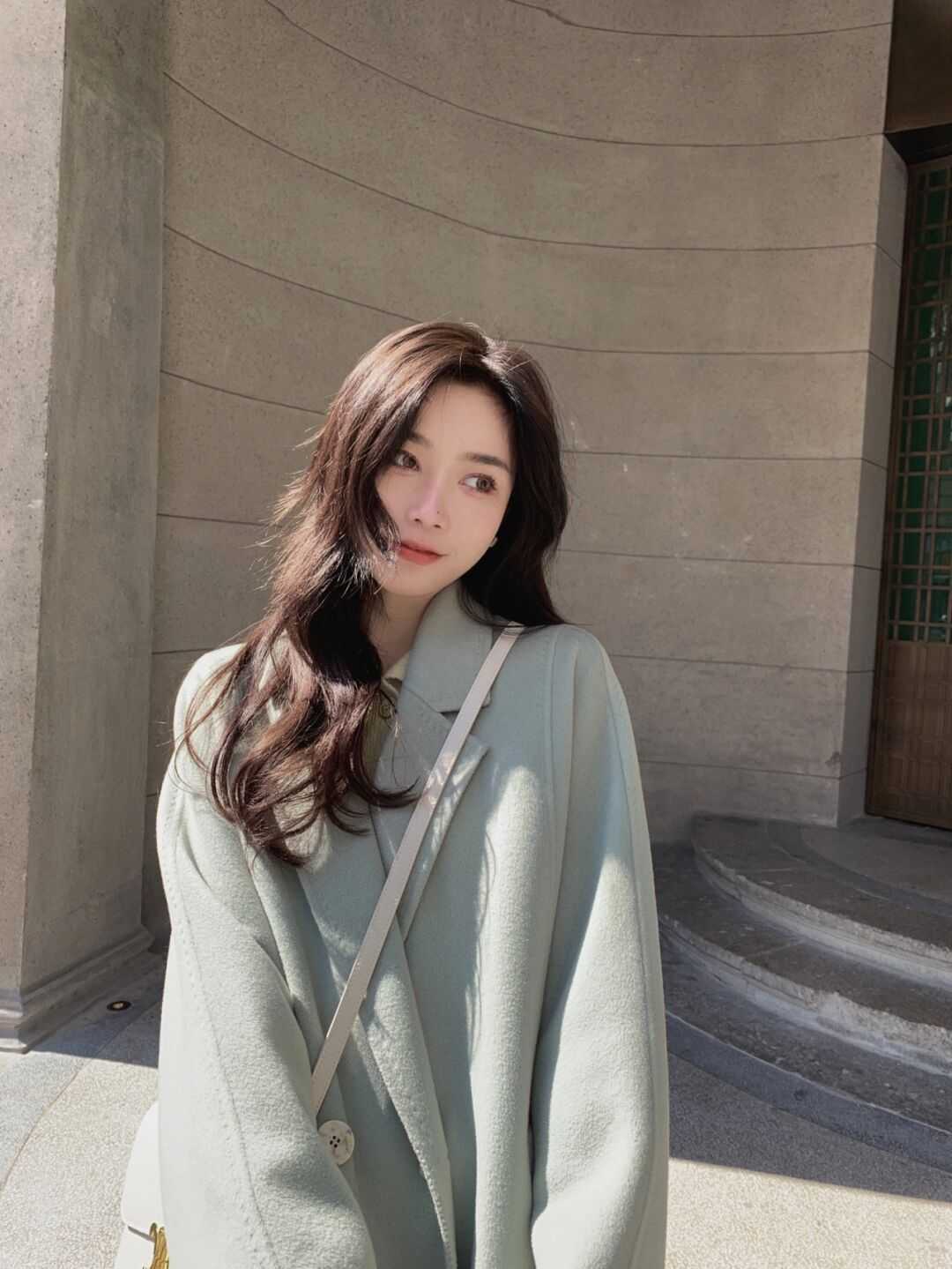 脚踝 天冷了，适合普通人的大衣冬季穿搭，不露脚踝也不露腿，高级洋气