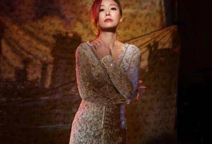 马尾 林心如登时尚杂志封面，穿大红色蕾丝裙，扎高马尾青春又气质