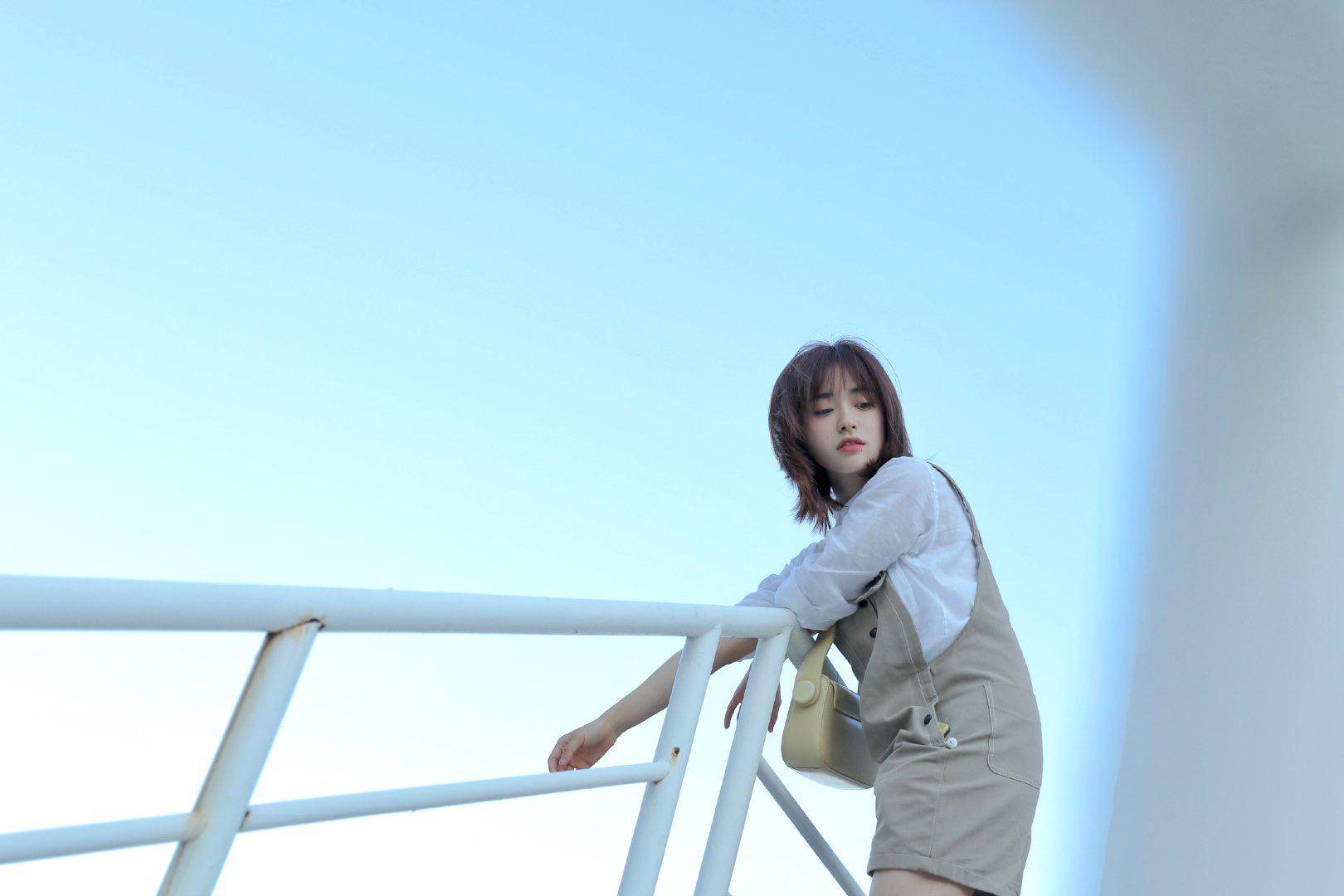 久违的沈月最新写真白色上衣配背带裤看上去最多18岁