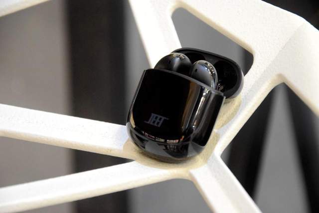 JEET ONE升级版与一代有何不同？增加无线充功能，音感提升明显