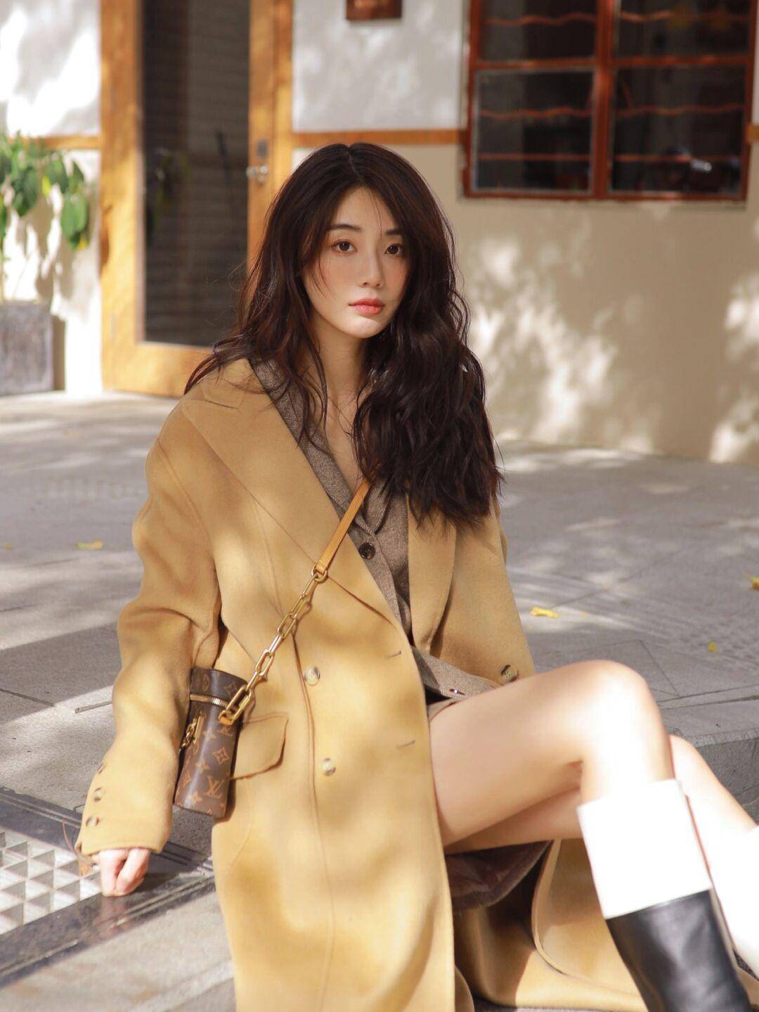 颜色 冬季搭配单品“买精不买多”，衣橱里要备“大衣”，舒适又时髦