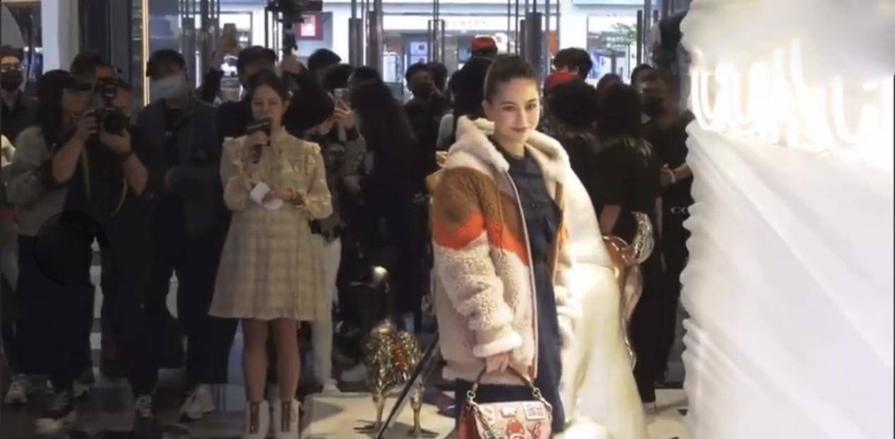 后首 昆凌受伤后首露面,穿羊羔毛配宽松裙快肿成孕妇,真浪费超模身材