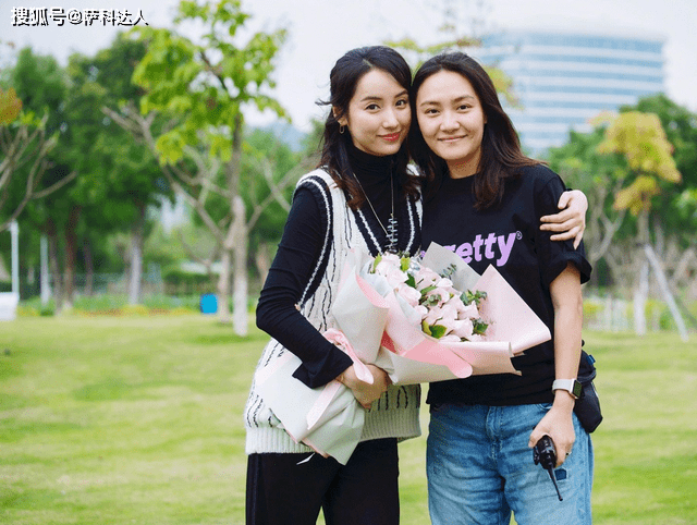 披肩 37岁吕一美得太娇嫩，粉紫色长裙穿成大家闺秀，浓妆素颜都不显老