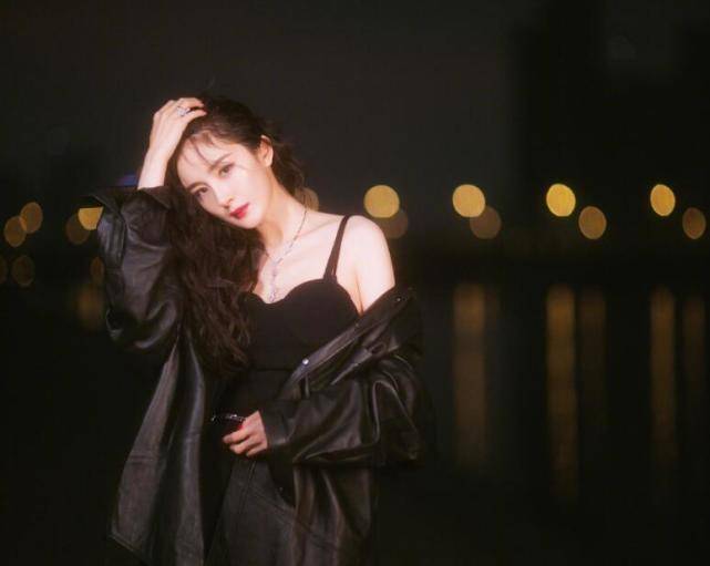 身材 杨幂穿吊带人鱼裙拍江景大片，镜头前撩发摸脸，身材火辣超有料