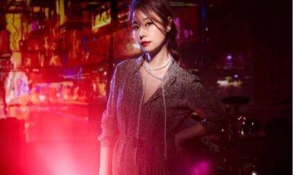 马尾 林心如登时尚杂志封面，穿大红色蕾丝裙，扎高马尾青春又气质