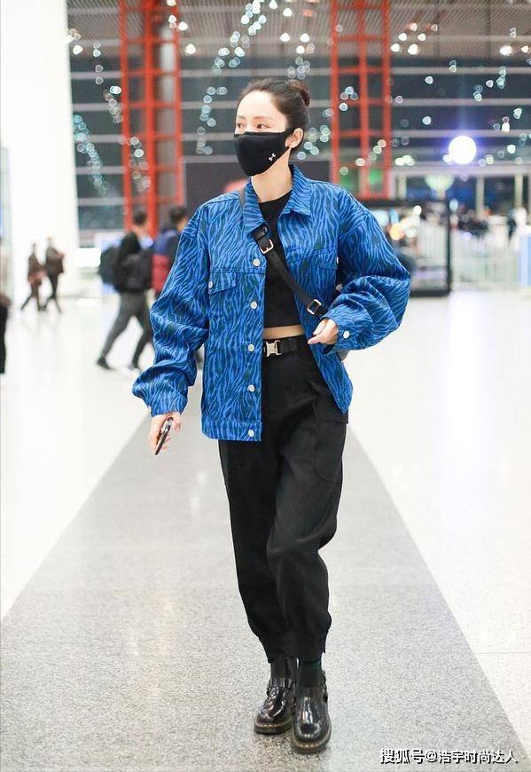 黑色 董璇真有女团气质,上衣偏挑短款穿,纤细腰条都是“穿”出来的