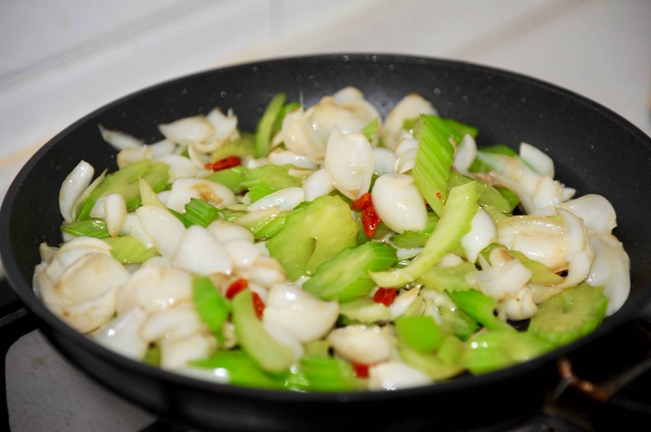 原创大鱼大肉吃腻了来道西芹百合,清新爽口,简单炒一炒就上桌