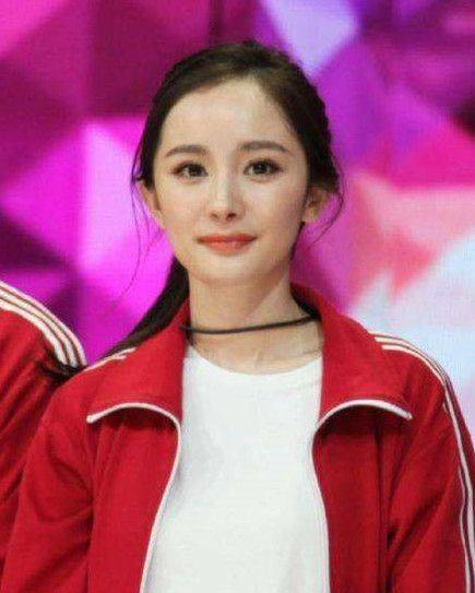 夏天 夏天也可以穿运动装，杨幂的搭配很甜美！