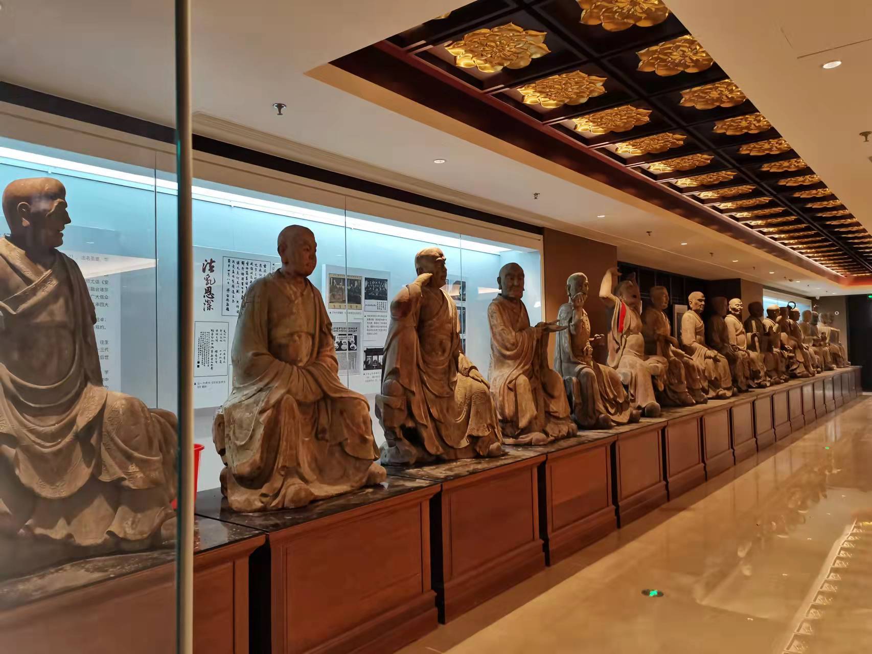 佛教文化艺术馆藏品赏鉴（18）:一堂十八尊木雕罗汉令人惊叹！_手机搜狐网