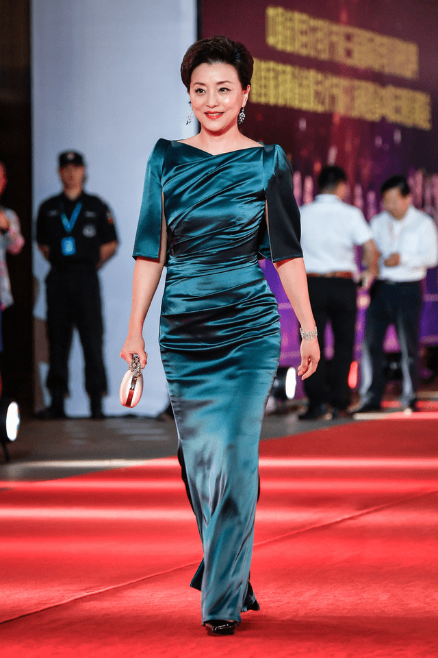 蓝色 著名主持人杨澜气质太出挑，穿蓝色连衣裙优雅大气，高级感满满