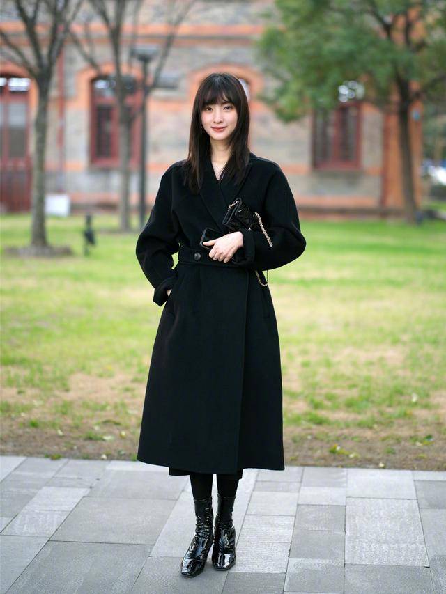 大腿 穿长大衣，搭“短靴”还是“长靴”更好看？穿对了提气质又显高