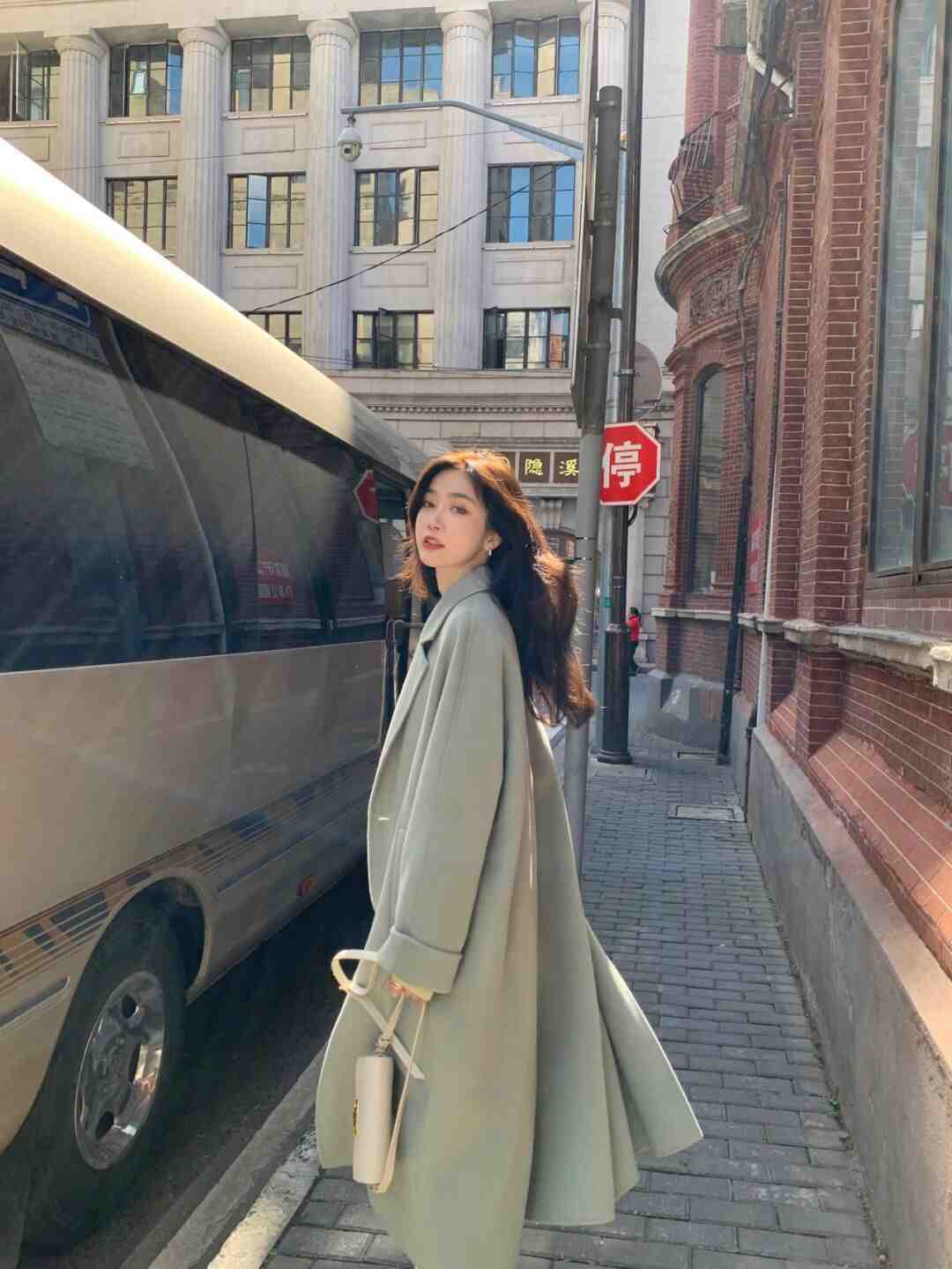 脚踝 天冷了，适合普通人的大衣冬季穿搭，不露脚踝也不露腿，高级洋气