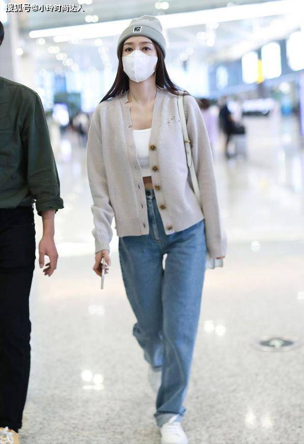 整体 秦岚带火一种潮流，叫“里面夏天，外面冬天”，时尚减龄太有范儿