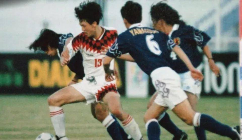 1996年阿联酋亚洲杯,日本队由主教练加茂周率领。当时的日本队正处于技术足球革新的关键期,阵中汇聚了首批崛起的J联赛精英以及多位留洋先锋。以下为该届赛事日本队的完整名单及号码
