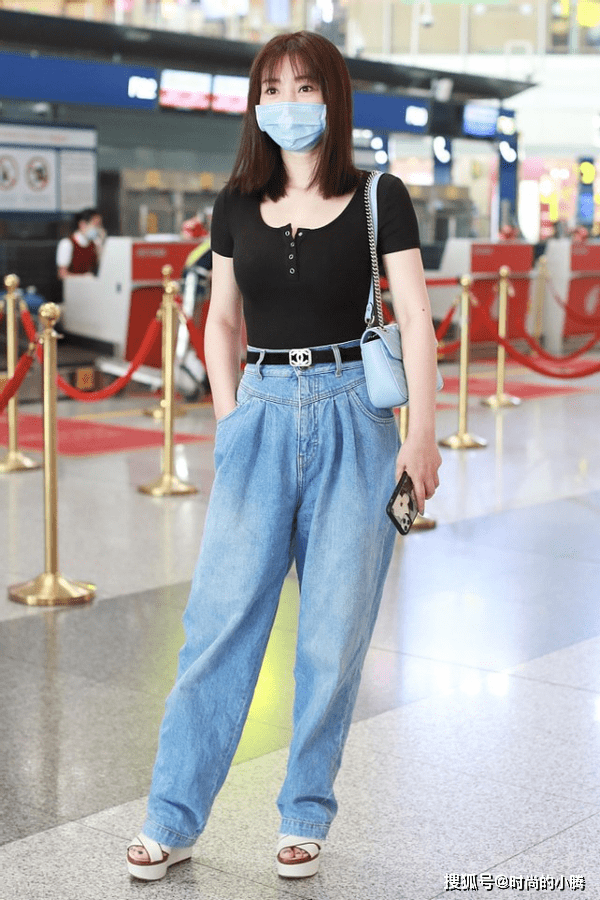 身材 柳岩嫩回18岁，空气刘海配短发显脸小还清爽，随便穿衣都有魅力