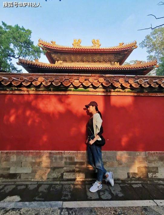 披肩 37岁吕一美得太娇嫩，粉紫色长裙穿成大家闺秀，浓妆素颜都不显老