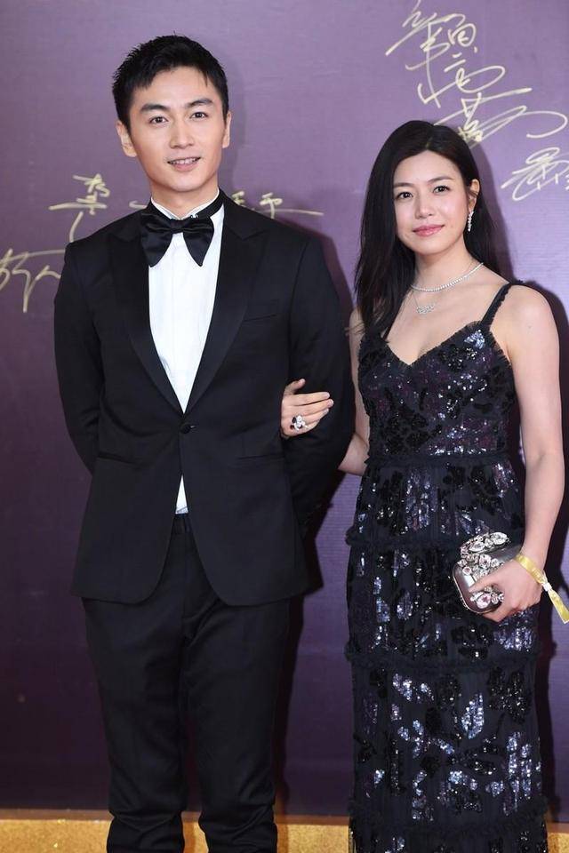 黑色 陈妍希终于性感一回！身穿黑色V领吊带裙优雅温婉，精致高级