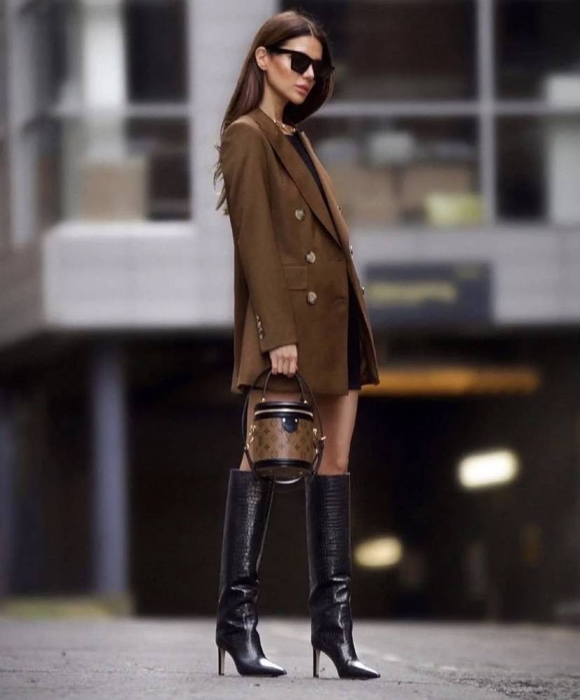 松里 满满的高级氛围感!咖色+黑色,让冬季穿搭更简约摩登