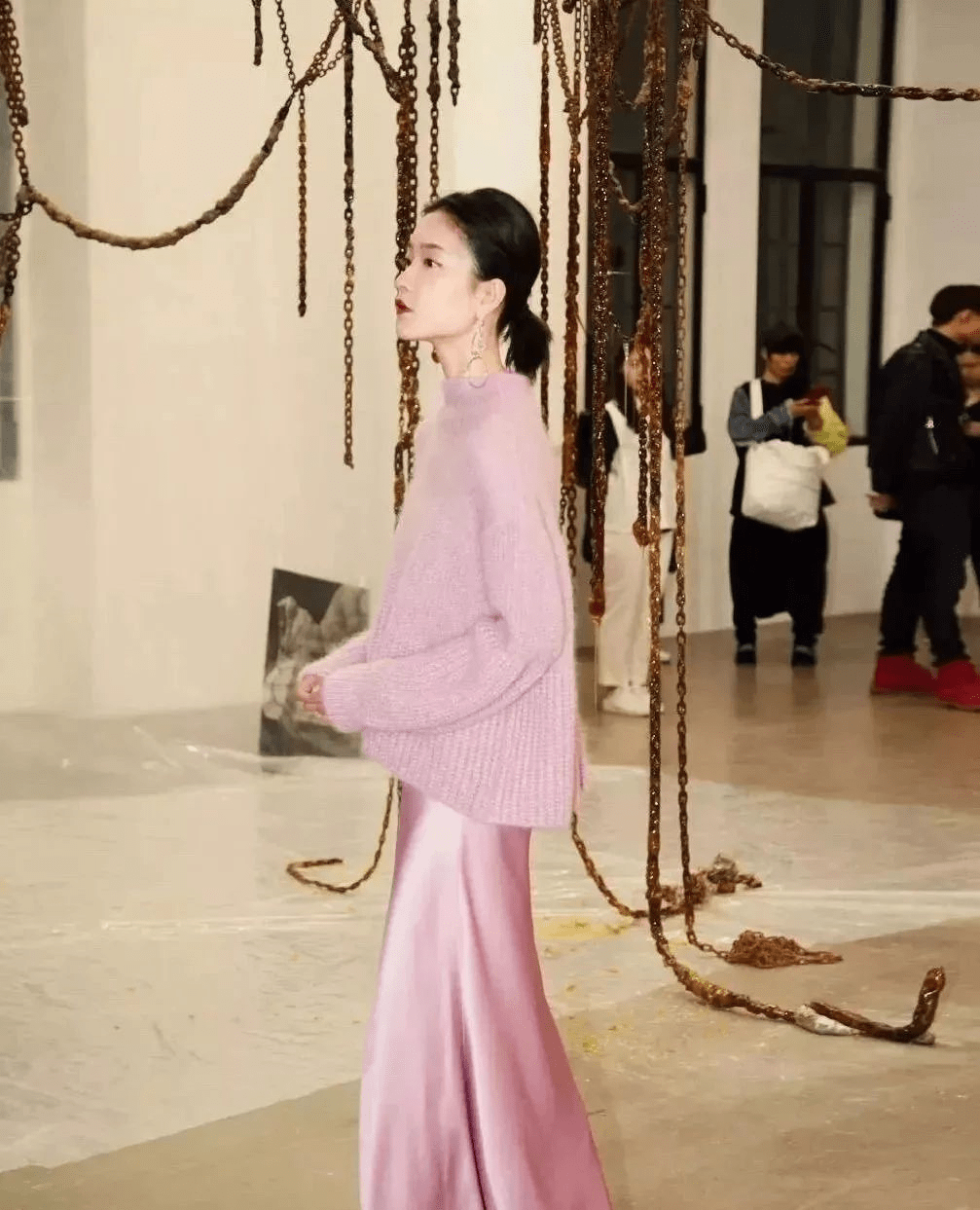 宝典 女星们都爱的冬季慵懒法！大毛衣+半裙，温柔气质女人必备宝典