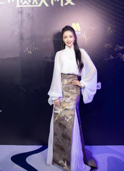 佟丽娅 佟丽娅“潮”起来真不得了,镭射裙里面套条古风裙,典雅不失潮流