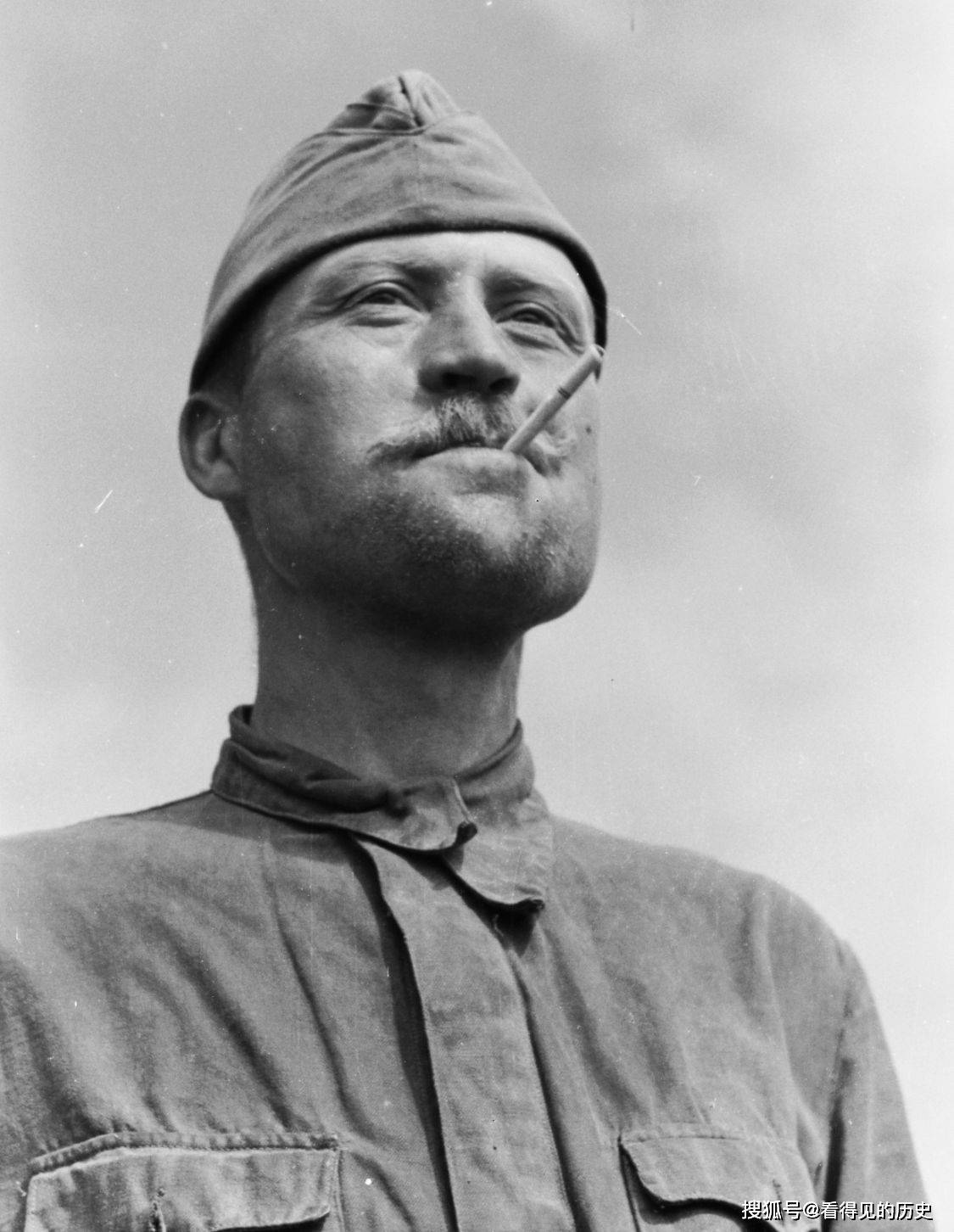 二战老照片 德国战俘营里的苏联战俘