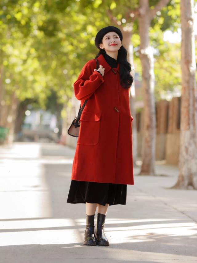 但又不想这样亮可以搭配浅色系的搭配,像白色,浅驼色,卡其色等,但也不