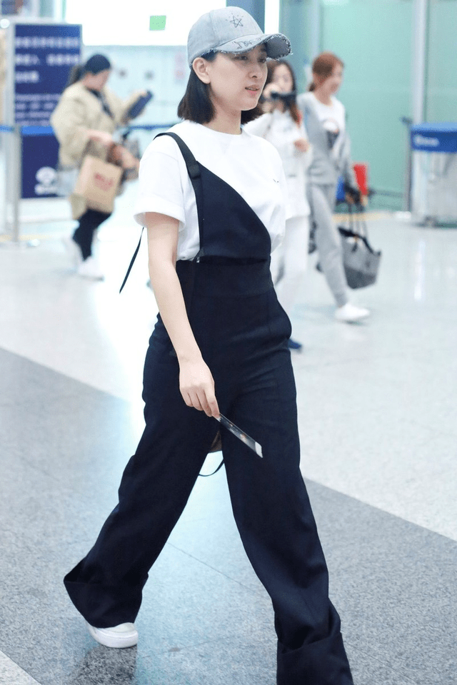 事情 马苏为博眼球真会搞事情!穿背带裤还要解开一边背带,真高调