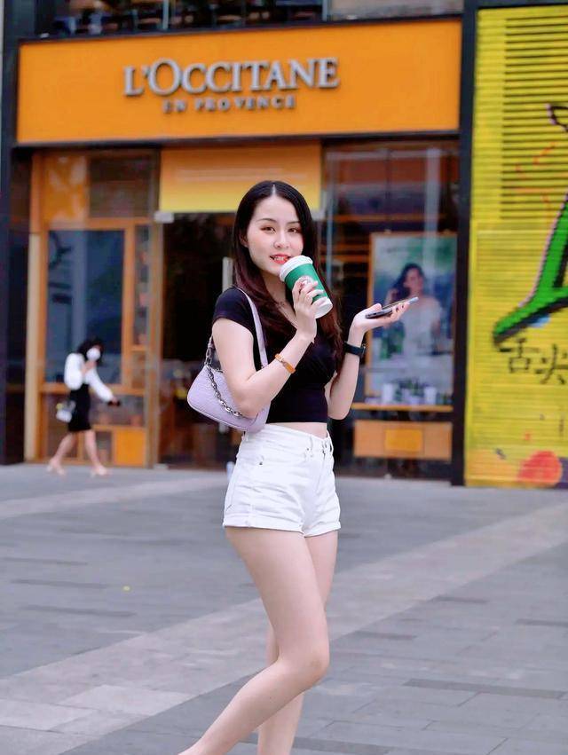 西裤 时尚搭配条纹衬衫+白色西裤