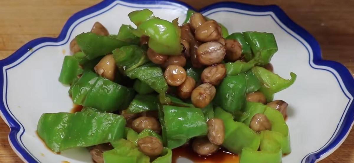 花生米泡青椒,清脆可口,味道鲜美,全家人都喜欢,试试吧_辣椒_筷子