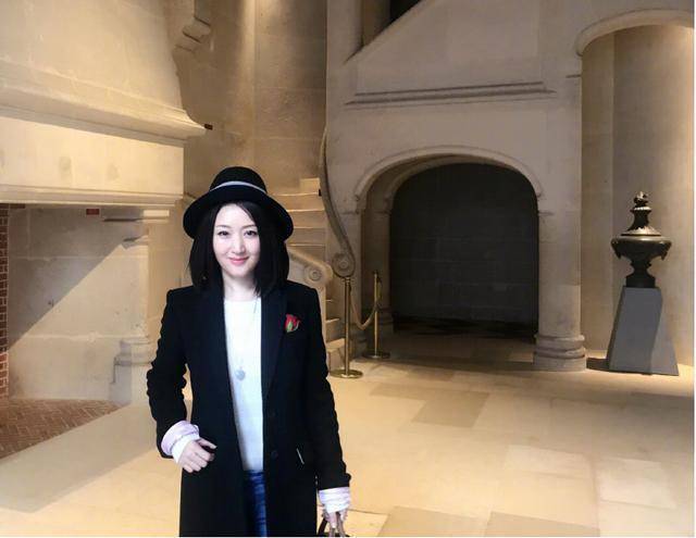 颜色 杨钰莹真会穿，一袭黑色风衣搭配牛仔裤优雅又潇洒，减龄又时髦