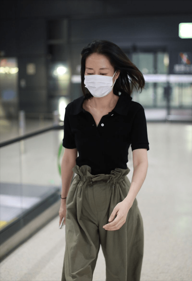 刘敏涛 刘敏涛的裤子才叫潮,显瘦不说气场挺足,一脸不可高攀的气质感