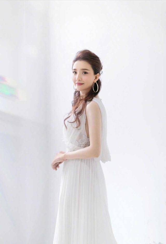 真有 孙茜身材真有“料”，大背头发型搭配蓝色抹胸裙，身材凹凸感十足