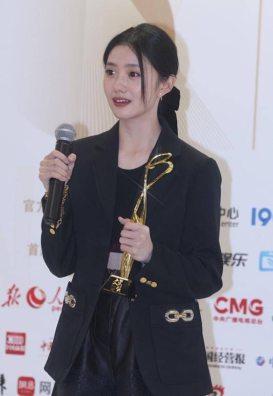 黑色 刘浩存生图真的挺美，气质温婉还淑女，穿露脐装都挺可爱的