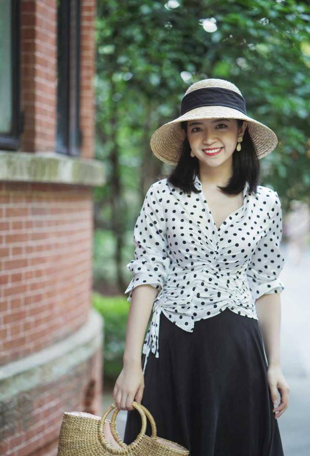 帆布鞋 见过世面的女人,牛仔外套很少配牛仔裤,看三木的穿搭你就知道了