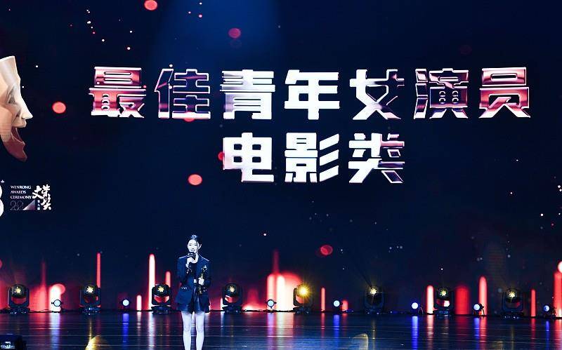 黑色 刘浩存生图真的挺美，气质温婉还淑女，穿露脐装都挺可爱的