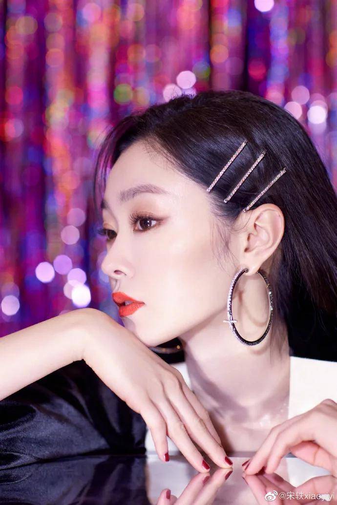 黑色 女星宋轶穿黑色短裙秀大美腿！雪肤玉貌太性感撩人