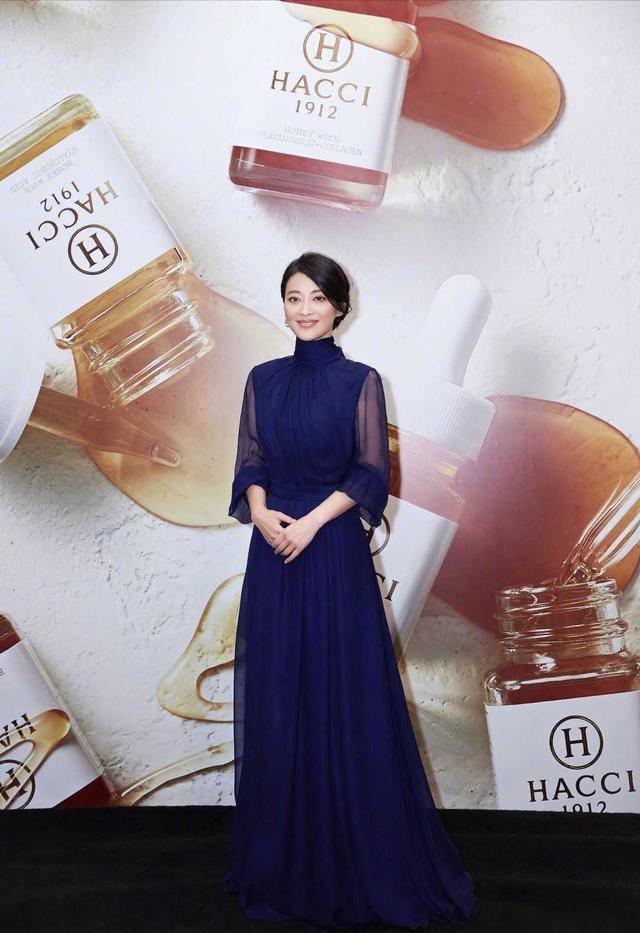 口袋 44岁梅婷真抗老！身穿牛仔连体裤大秀美腿，休闲简约又减龄