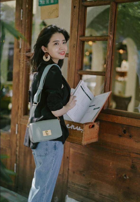 塑造出 三木博主春季穿搭,西服配牛仔裤修身又显瘦,展现出知性大方气质