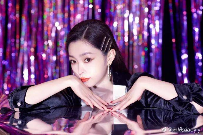 黑色 女星宋轶穿黑色短裙秀大美腿！雪肤玉貌太性感撩人