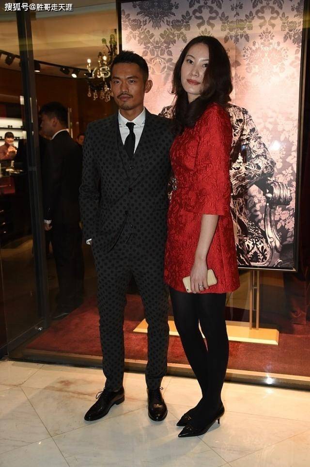 林丹挺 不打球的林丹挺有总裁范儿，谢杏芳裙装相配，姐弟恋的感觉挺浓